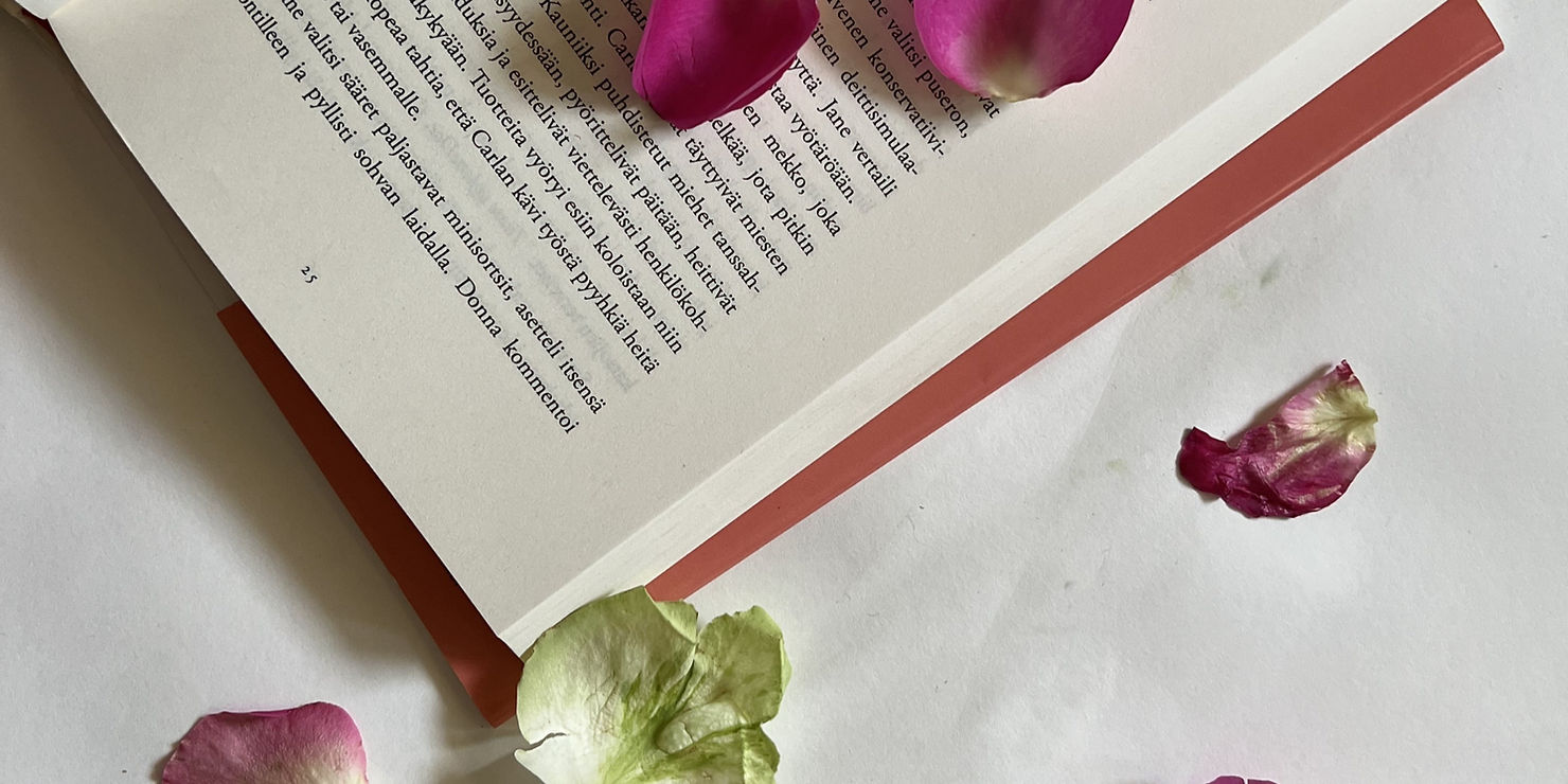 Pimeä kaiku teoksia. Kaunokirjallisuus. Jaana Kivi.