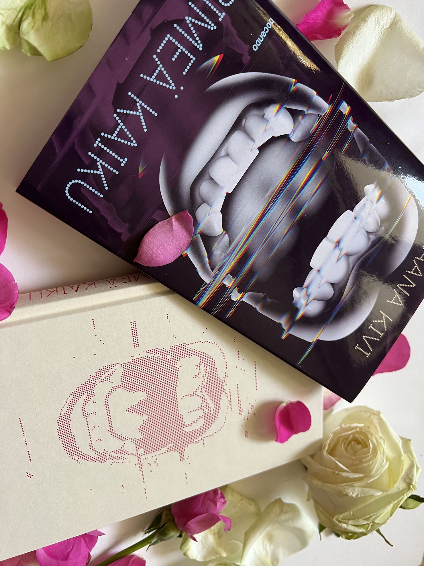 Pimeä kaiku teoksia. Kaunokirjallisuus. Jaana Kivi.