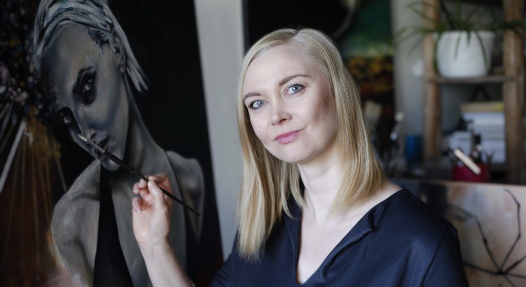 kuvataiteilija Jaana Kivi maalauksensa edessä